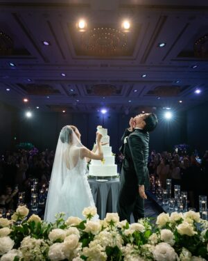 Tomomi Itano Instagram - 先日、4年越しの披露宴を行いました💍

2021年コロナ禍で結婚し、家族のみで挙式はしていたので
今更披露宴を行うか正直すごく迷いました。
でも、私の周りの大切な方や、彼の周りにいる大切な方々に
それぞれ互いのルーツや歩んできた道のりをより知ってもらいたい。
そしてお互いの人生で欠かせない大好きな方々が一度に集まる機会は
結婚式しか無いなと思い、
直接感謝を伝えたく、今回披露宴を行うことにしました。

披露宴の準備をする中でも、色んな方に助けられ、支えられ、愛を感じ、
いつも私達家族が周りの皆さまに支えられて生きてる事や
ここまでくるのに奇跡のような出会いがたくさんあった事、
振り返りながらたくさんの気づきがありました。

そして、私達の誓いは、
彼の夢"野球選手としての成功"。　
私の夢"  妻、一児の母でありながらも事業を成功させること" 
どちらもそう簡単に叶えられる夢ではないですが、
どちらか一方が支えるのではなくお互いに支え合いながら
切磋琢磨し向上していくこと。
私達らしく新しい形で夢を叶えていきたいです。

そして大好きなみんなの笑顔が今も脳裏に焼き付いています。
感謝をしても仕切れないくらい、幸せで溢れる時間でした。

私達夫婦と関わって下さった方が
この夫婦と出会えて良かったと思ってもらえる夫婦、
家族を目指して日々精進して参りたいと思います。

そして、、、🫶🏻

披露宴の友人スピーチは親友のマイカにずっと決めてました。
話始まりから号泣。マイカにいつも助けられてきたなーと。改めて。

お色直しのエスコートはずっと大好きな
敦子とともーみにお願いしました♪

そして、私と彼が大好きなドラマの主題歌で
私達の思い出の曲『ヒカリヘ』をmiwaさんが歌いに来てくださいました✨😭🩷

披露宴、二次会と投稿つづきます
お付き合いください🫶🏻

📷photo by @aouleephoto 
🎥movie by @tsugiishi_tomato