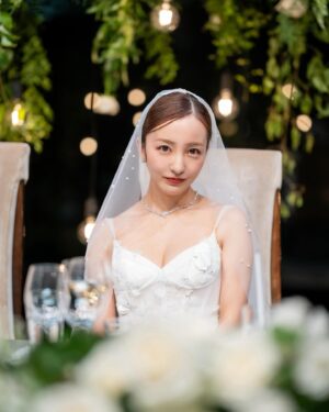 Tomomi Itano Instagram - 先日、4年越しの披露宴を行いました💍

2021年コロナ禍で結婚し、家族のみで挙式はしていたので
今更披露宴を行うか正直すごく迷いました。
でも、私の周りの大切な方や、彼の周りにいる大切な方々に
それぞれ互いのルーツや歩んできた道のりをより知ってもらいたい。
そしてお互いの人生で欠かせない大好きな方々が一度に集まる機会は
結婚式しか無いなと思い、
直接感謝を伝えたく、今回披露宴を行うことにしました。

披露宴の準備をする中でも、色んな方に助けられ、支えられ、愛を感じ、
いつも私達家族が周りの皆さまに支えられて生きてる事や
ここまでくるのに奇跡のような出会いがたくさんあった事、
振り返りながらたくさんの気づきがありました。

そして、私達の誓いは、
彼の夢"野球選手としての成功"。　
私の夢"  妻、一児の母でありながらも事業を成功させること" 
どちらもそう簡単に叶えられる夢ではないですが、
どちらか一方が支えるのではなくお互いに支え合いながら
切磋琢磨し向上していくこと。
私達らしく新しい形で夢を叶えていきたいです。

そして大好きなみんなの笑顔が今も脳裏に焼き付いています。
感謝をしても仕切れないくらい、幸せで溢れる時間でした。

私達夫婦と関わって下さった方が
この夫婦と出会えて良かったと思ってもらえる夫婦、
家族を目指して日々精進して参りたいと思います。

そして、、、🫶🏻

披露宴の友人スピーチは親友のマイカにずっと決めてました。
話始まりから号泣。マイカにいつも助けられてきたなーと。改めて。

お色直しのエスコートはずっと大好きな
敦子とともーみにお願いしました♪

そして、私と彼が大好きなドラマの主題歌で
私達の思い出の曲『ヒカリヘ』をmiwaさんが歌いに来てくださいました✨😭🩷

披露宴、二次会と投稿つづきます
お付き合いください🫶🏻

📷photo by @aouleephoto 
🎥movie by @tsugiishi_tomato