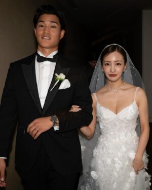Tomomi Itano Instagram - 先日、4年越しの披露宴を行いました💍

2021年コロナ禍で結婚し、家族のみで挙式はしていたので
今更披露宴を行うか正直すごく迷いました。
でも、私の周りの大切な方や、彼の周りにいる大切な方々に
それぞれ互いのルーツや歩んできた道のりをより知ってもらいたい。
そしてお互いの人生で欠かせない大好きな方々が一度に集まる機会は
結婚式しか無いなと思い、
直接感謝を伝えたく、今回披露宴を行うことにしました。

披露宴の準備をする中でも、色んな方に助けられ、支えられ、愛を感じ、
いつも私達家族が周りの皆さまに支えられて生きてる事や
ここまでくるのに奇跡のような出会いがたくさんあった事、
振り返りながらたくさんの気づきがありました。

そして、私達の誓いは、
彼の夢"野球選手としての成功"。　
私の夢"  妻、一児の母でありながらも事業を成功させること" 
どちらもそう簡単に叶えられる夢ではないですが、
どちらか一方が支えるのではなくお互いに支え合いながら
切磋琢磨し向上していくこと。
私達らしく新しい形で夢を叶えていきたいです。

そして大好きなみんなの笑顔が今も脳裏に焼き付いています。
感謝をしても仕切れないくらい、幸せで溢れる時間でした。

私達夫婦と関わって下さった方が
この夫婦と出会えて良かったと思ってもらえる夫婦、
家族を目指して日々精進して参りたいと思います。

そして、、、🫶🏻

披露宴の友人スピーチは親友のマイカにずっと決めてました。
話始まりから号泣。マイカにいつも助けられてきたなーと。改めて。

お色直しのエスコートはずっと大好きな
敦子とともーみにお願いしました♪

そして、私と彼が大好きなドラマの主題歌で
私達の思い出の曲『ヒカリヘ』をmiwaさんが歌いに来てくださいました✨😭🩷

披露宴、二次会と投稿つづきます
お付き合いください🫶🏻

📷photo by @aouleephoto 
🎥movie by @tsugiishi_tomato