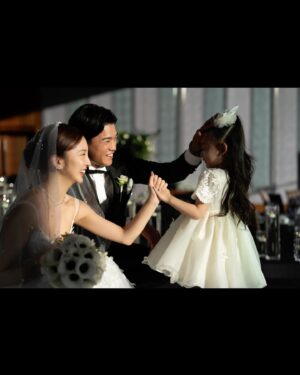 Tomomi Itano Instagram - 先日、4年越しの披露宴を行いました💍

2021年コロナ禍で結婚し、家族のみで挙式はしていたので
今更披露宴を行うか正直すごく迷いました。
でも、私の周りの大切な方や、彼の周りにいる大切な方々に
それぞれ互いのルーツや歩んできた道のりをより知ってもらいたい。
そしてお互いの人生で欠かせない大好きな方々が一度に集まる機会は
結婚式しか無いなと思い、
直接感謝を伝えたく、今回披露宴を行うことにしました。

披露宴の準備をする中でも、色んな方に助けられ、支えられ、愛を感じ、
いつも私達家族が周りの皆さまに支えられて生きてる事や
ここまでくるのに奇跡のような出会いがたくさんあった事、
振り返りながらたくさんの気づきがありました。

そして、私達の誓いは、
彼の夢"野球選手としての成功"。　
私の夢"  妻、一児の母でありながらも事業を成功させること" 
どちらもそう簡単に叶えられる夢ではないですが、
どちらか一方が支えるのではなくお互いに支え合いながら
切磋琢磨し向上していくこと。
私達らしく新しい形で夢を叶えていきたいです。

そして大好きなみんなの笑顔が今も脳裏に焼き付いています。
感謝をしても仕切れないくらい、幸せで溢れる時間でした。

私達夫婦と関わって下さった方が
この夫婦と出会えて良かったと思ってもらえる夫婦、
家族を目指して日々精進して参りたいと思います。

そして、、、🫶🏻

披露宴の友人スピーチは親友のマイカにずっと決めてました。
話始まりから号泣。マイカにいつも助けられてきたなーと。改めて。

お色直しのエスコートはずっと大好きな
敦子とともーみにお願いしました♪

そして、私と彼が大好きなドラマの主題歌で
私達の思い出の曲『ヒカリヘ』をmiwaさんが歌いに来てくださいました✨😭🩷

披露宴、二次会と投稿つづきます
お付き合いください🫶🏻

📷photo by @aouleephoto 
🎥movie by @tsugiishi_tomato