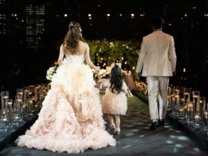 Tomomi Itano Instagram - 👰🏻‍♀️新婦からの最後の手紙は
通常両親への感謝を綴ることが多いですが
私達の披露宴の想いは"今まで出会った大事な方への感謝"だったので
ゲストの皆さんへのお手紙にしました✉️
書きながら涙。読みながら涙。
改めて自分自身を振り返るいいきっかけとなりました。

今回手紙を読む上でこだわったのは、
よりゲストの皆さんに伝わるようにお互いのバックグラウンドや
ルーツを巡り、プロローグのようなムービーを作りました🎥
こちらのムービーをYouTubeに😌年明けの木曜日（1月2日）🖤

何枚目がすき？🖤🤍🖤🤍