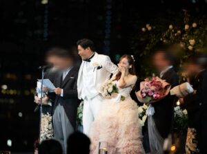 Tomomi Itano Instagram - 👰🏻‍♀️新婦からの最後の手紙は
通常両親への感謝を綴ることが多いですが
私達の披露宴の想いは"今まで出会った大事な方への感謝"だったので
ゲストの皆さんへのお手紙にしました✉️
書きながら涙。読みながら涙。
改めて自分自身を振り返るいいきっかけとなりました。

今回手紙を読む上でこだわったのは、
よりゲストの皆さんに伝わるようにお互いのバックグラウンドや
ルーツを巡り、プロローグのようなムービーを作りました🎥
こちらのムービーをYouTubeに😌年明けの木曜日（1月2日）🖤

何枚目がすき？🖤🤍🖤🤍