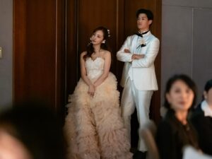 Tomomi Itano Instagram - 👰🏻‍♀️新婦からの最後の手紙は
通常両親への感謝を綴ることが多いですが
私達の披露宴の想いは"今まで出会った大事な方への感謝"だったので
ゲストの皆さんへのお手紙にしました✉️
書きながら涙。読みながら涙。
改めて自分自身を振り返るいいきっかけとなりました。

今回手紙を読む上でこだわったのは、
よりゲストの皆さんに伝わるようにお互いのバックグラウンドや
ルーツを巡り、プロローグのようなムービーを作りました🎥
こちらのムービーをYouTubeに😌年明けの木曜日（1月2日）🖤

何枚目がすき？🖤🤍🖤🤍