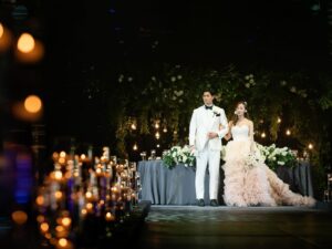 Tomomi Itano Instagram - 👰🏻‍♀️新婦からの最後の手紙は
通常両親への感謝を綴ることが多いですが
私達の披露宴の想いは"今まで出会った大事な方への感謝"だったので
ゲストの皆さんへのお手紙にしました✉️
書きながら涙。読みながら涙。
改めて自分自身を振り返るいいきっかけとなりました。

今回手紙を読む上でこだわったのは、
よりゲストの皆さんに伝わるようにお互いのバックグラウンドや
ルーツを巡り、プロローグのようなムービーを作りました🎥
こちらのムービーをYouTubeに😌年明けの木曜日（1月2日）🖤

何枚目がすき？🖤🤍🖤🤍