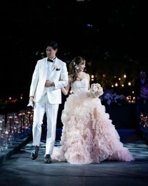 Tomomi Itano Instagram - お色直し後のdress 🎀🪄💭
いつか結婚式をするなら、絶対にしのぶに衣装を作ってもらいたいとずっと思ってました🫶🏻私が14歳でAKB初期メンバーとしてステージに立ってから全てのAKB衣装を手がけてくれた、しのぶ。今回は娘とお揃いのdressを。感慨深い✨私の理想のドレスに近づけるため、何度も2人で打ち合わせを重ね。最後の最後まで試行錯誤し、愛を込めて作ってくれました。

そして、ヘアアクセとピアスは私のママの手作り🤍🦢🫧
ママはアクセサリーとかビーズ作るのがほんとに上手なの。
花びらっぽいピアスがいいなって伝えたら、理想のアクセを😭♡✨
ママありがとうーーー。母の愛とみんなの愛を纏った2着目のdressは
幸せそのものでした💕娘とお揃いなのもとっても嬉しい。

📷 @aouleephoto