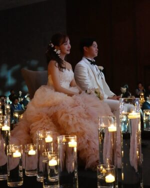 Tomomi Itano Instagram - お色直し後のdress 🎀🪄💭
いつか結婚式をするなら、絶対にしのぶに衣装を作ってもらいたいとずっと思ってました🫶🏻私が14歳でAKB初期メンバーとしてステージに立ってから全てのAKB衣装を手がけてくれた、しのぶ。今回は娘とお揃いのdressを。感慨深い✨私の理想のドレスに近づけるため、何度も2人で打ち合わせを重ね。最後の最後まで試行錯誤し、愛を込めて作ってくれました。

そして、ヘアアクセとピアスは私のママの手作り🤍🦢🫧
ママはアクセサリーとかビーズ作るのがほんとに上手なの。
花びらっぽいピアスがいいなって伝えたら、理想のアクセを😭♡✨
ママありがとうーーー。母の愛とみんなの愛を纏った2着目のdressは
幸せそのものでした💕娘とお揃いなのもとっても嬉しい。

📷 @aouleephoto