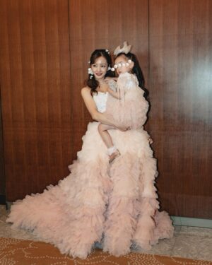 Tomomi Itano Instagram - お色直し後のdress 🎀🪄💭
いつか結婚式をするなら、絶対にしのぶに衣装を作ってもらいたいとずっと思ってました🫶🏻私が14歳でAKB初期メンバーとしてステージに立ってから全てのAKB衣装を手がけてくれた、しのぶ。今回は娘とお揃いのdressを。感慨深い✨私の理想のドレスに近づけるため、何度も2人で打ち合わせを重ね。最後の最後まで試行錯誤し、愛を込めて作ってくれました。

そして、ヘアアクセとピアスは私のママの手作り🤍🦢🫧
ママはアクセサリーとかビーズ作るのがほんとに上手なの。
花びらっぽいピアスがいいなって伝えたら、理想のアクセを😭♡✨
ママありがとうーーー。母の愛とみんなの愛を纏った2着目のdressは
幸せそのものでした💕娘とお揃いなのもとっても嬉しい。

📷 @aouleephoto