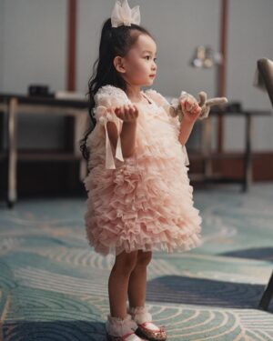 Tomomi Itano Instagram - お色直し後のdress 🎀🪄💭
いつか結婚式をするなら、絶対にしのぶに衣装を作ってもらいたいとずっと思ってました🫶🏻私が14歳でAKB初期メンバーとしてステージに立ってから全てのAKB衣装を手がけてくれた、しのぶ。今回は娘とお揃いのdressを。感慨深い✨私の理想のドレスに近づけるため、何度も2人で打ち合わせを重ね。最後の最後まで試行錯誤し、愛を込めて作ってくれました。

そして、ヘアアクセとピアスは私のママの手作り🤍🦢🫧
ママはアクセサリーとかビーズ作るのがほんとに上手なの。
花びらっぽいピアスがいいなって伝えたら、理想のアクセを😭♡✨
ママありがとうーーー。母の愛とみんなの愛を纏った2着目のdressは
幸せそのものでした💕娘とお揃いなのもとっても嬉しい。

📷 @aouleephoto