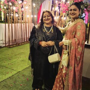 Toral Rasputra Instagram - Ok.. So let me tell u😊...
बन गयी आसिया तुम..धर्मपत्नी...❤️
the show.. I met u❤️...
Been so long...
यह नयी ज़िन्दगी.. खुशियों से भरी हो 🙏❤️
Happy married life to both of you❤️
May love.. Trust.. Friendship.. Care.. Stay with both of u... ❤️aasiya n  gulshan

Beautiful clutch by @slingbling.official
Khoobsurat suit by @stadofashion_official
Styling by @seam_stress_by_rajludhwani