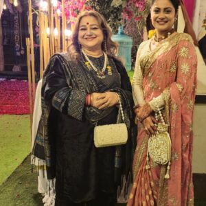 Toral Rasputra Instagram - Ok.. So let me tell u😊...
बन गयी आसिया तुम..धर्मपत्नी...❤️
the show.. I met u❤️...
Been so long...
यह नयी ज़िन्दगी.. खुशियों से भरी हो 🙏❤️
Happy married life to both of you❤️
May love.. Trust.. Friendship.. Care.. Stay with both of u... ❤️aasiya n  gulshan

Beautiful clutch by @slingbling.official
Khoobsurat suit by @stadofashion_official
Styling by @seam_stress_by_rajludhwani
