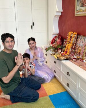 Tulsi Kumar Instagram - I see gods grace in everything 🙏 

I recently had a narrow escape on one of my upcoming songs’ video shoot but by gods grace I am fine now . I want to thank each one of u for all the calls, messages n concern y’all have shown at this time.. means so much 🤗🙏

God is kind . Happy Durga Ashtami 😇
#JaiMataDi