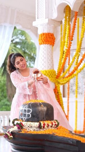 Tulsi Kumar Instagram - ॐ नमः शिवाय 😇🎶

#shambhure #shraavan 

@rajchanana @shabbir_ahmed9 @tseries.official @tosiefshaikh @hemanttiwariofficial @neelammuntashir