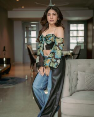 Tulsi Kumar Instagram - Looking out for u 💙 

Styled myself in 

Outfit @saakshakinni 
Denims @aliceandolivia 
Belt @hermes 
📸 @themediatronic
#selfstyled