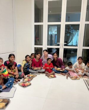 Tulsi Kumar Instagram - I see gods grace in everything 🙏 

I recently had a narrow escape on one of my upcoming songs’ video shoot but by gods grace I am fine now . I want to thank each one of u for all the calls, messages n concern y’all have shown at this time.. means so much 🤗🙏

God is kind . Happy Durga Ashtami 😇
#JaiMataDi