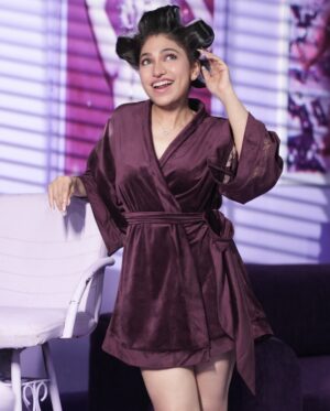 Tulsi Kumar Instagram - Which is your fav look from #DilkuchHorNiMangda ? 

Changed 9 outfits in a 2 day shoot , was quite hectic as a few transition shots were hardly for 2-3 seconds ! 
Kudos to my lovely team behind the scenes ! 🤗⚡️💃💯

MUA @shaanmu 
Hair @harryrajput64 
Costume Designer - @_jimmyzdesigner_ 
Managed by @swethshetty 
Team Tseries - @poojasinghgujral #Ankit @sanashaikh72 
Music team - @shivamchanana @vivinsachdeva @rajchanana @sonalc23 
Director @post.guru 
Choreographers @piyush_bhagat @shaziasamji 
Dop @vikceeworldwide