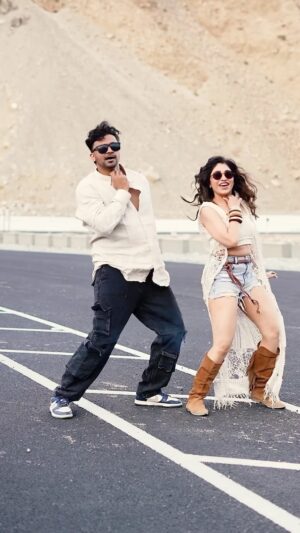 Tulsi Kumar Instagram - From choosing the right hook step to actually practicing it in a day ,getting it right and performing it on the roads of Leh Ladakh with our ace choreographer  @rajitdev himself 💃 🕺 
Here’s a simple easy hook step we chalked out for #SacchaWalaPyaar. You guys can try it too and don’t forget to tag us on your reels ✨

P.S Huge shoutout to the entire team at @tseries.official 👏 
Thanks for putting up with me on all the back n forth on the hookstep 😂😘

@tseries.official #BhushanKumar @vishalmishraofficial @shrivastavasparsh @pratibha_ranta @tanishk_bagchi @agam.mann @azeem.mann @rajitdev