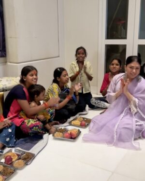 Tulsi Kumar Instagram - I see gods grace in everything 🙏 

I recently had a narrow escape on one of my upcoming songs’ video shoot but by gods grace I am fine now . I want to thank each one of u for all the calls, messages n concern y’all have shown at this time.. means so much 🤗🙏

God is kind . Happy Durga Ashtami 😇
#JaiMataDi