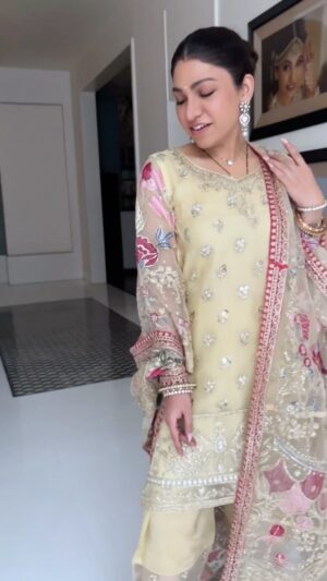 Tulsi Kumar Instagram - Traditions and Traditionals >  anything 😍👌

#karwachauthready #selfstyled #tulsikumar #ethnicwear #traditions #readyforpooja