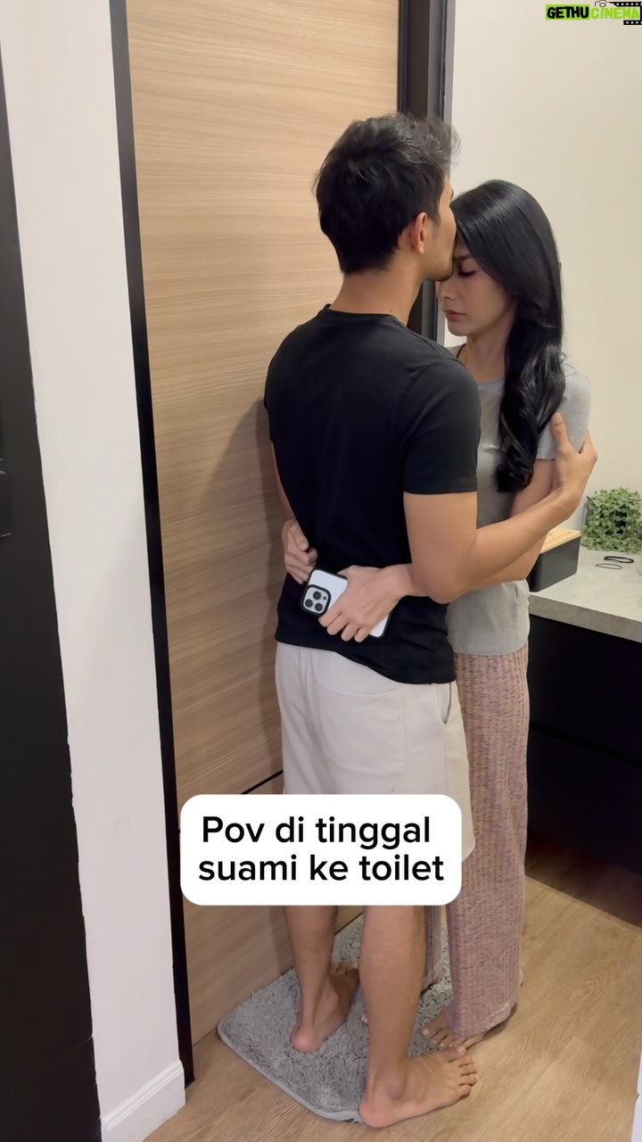 Tyas Mirasih - 35.4K Likes - Ada yang senasib ngga sih? Suami kalo ke toilet kek ribuan tahun lamanya? 😤
