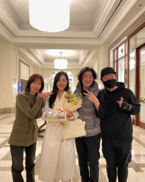 Uhm Ji-won Instagram - 내가 좋아하는 이정은선배님. 
현진 윤하 그리고 김규태 감독님💚

트렁크 사진 이제야 올리네요 ~

#trunk #netflix