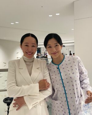 Uhm Ji-won Instagram - 내가 좋아하는 이정은선배님. 
현진 윤하 그리고 김규태 감독님💚

트렁크 사진 이제야 올리네요 ~

#trunk #netflix
