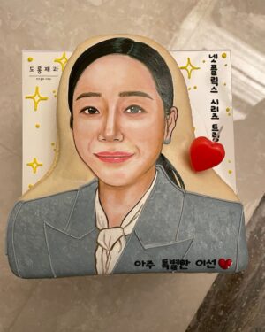 Uhm Ji-won Instagram - 내가 좋아하는 이정은선배님. 
현진 윤하 그리고 김규태 감독님💚

트렁크 사진 이제야 올리네요 ~

#trunk #netflix