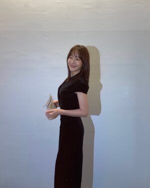 Uhm Ji-won Instagram - #apanstarawards 

수상하신 모든 분들 축하드립니다 👏