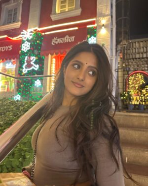 Ulka Gupta Instagram - Mujhe kya, I love my Bindi ❤️

 #bindilove #browngirl