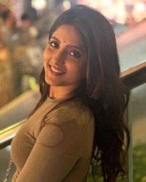 Ulka Gupta Instagram - Mujhe kya, I love my Bindi ❤️

 #bindilove #browngirl