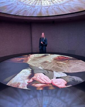 Uma Thurman Instagram - So many beautiful things to see… @visitabudhabi