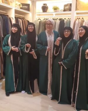 Umie Aida Instagram - Kalau nak booking kumpulan nasyid terbaru ini boleh hubungi PA saya .. linda 😂