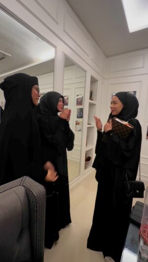 Umie Aida Instagram - Penutup majlis @musollahaisya_  utk tahun 2024 bersama Ustazah Amirah Novel Jindan. ❤️ Seperti biasa bila dpt berkumpul dgn geng2 , sampai tgh malam ija & ika order dessert buat kami.