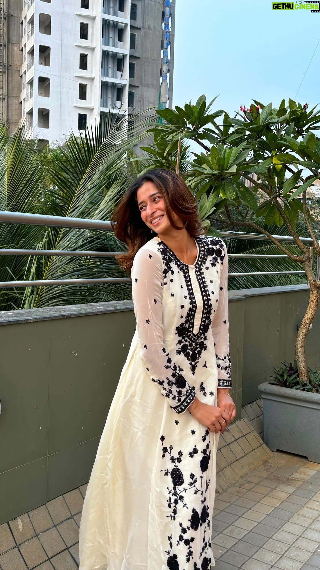 Unnati Malharkar - 197.7K Likes - Did not wanna miss out on this dance trendš„¹š¤ #dance
DC: @_bhakarwadi_
Outfit: @shivaliahmedabad