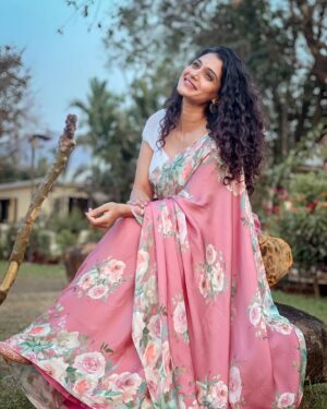 Urmilla Kothare Instagram - Celebrating the elegance, grace, and timeless beauty of the saree on this International Saree Day!

A symbol of our tradition, culture, and heritage that continues to inspire and empower us. 

Wearing:
1st Pink Saree by @moresha_sameera_dalvi , Shot by @saurabh_bhanage_photography_

2nd Peach Saree by @suta_bombay , shot by @sairaj.tandel

3rd Grey by @saudamini_handloom , shot by @ashwini.abhyankar.ghaisas

4th White Saree by @saudamini_handloom , shot by @ashwini.abhyankar.ghaisas

 #InternationalSareeDay #SareeNotSari #TraditionWithStyle #EleganceInEveryDrape