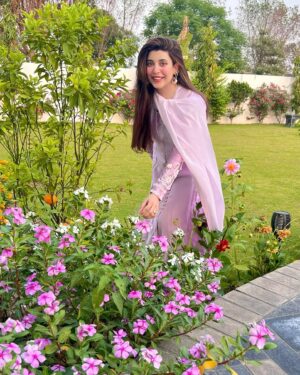 Urwa Hocane Instagram - Eid day 2 in my @pehrwaas ! 🌸