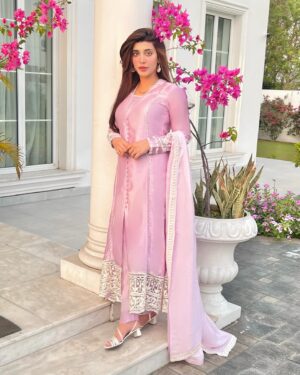 Urwa Hocane Instagram - Eid day 2 in my @pehrwaas ! 🌸