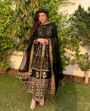 Urwa Hocane Instagram - My beautiful eidi jora is sent by @shaposh_official !✨

Eid day has been full of blessings, family and food! Everything one could wish for Alhumdulillah! Couldn’t find any time to post earlier, could only steal a few seconds to click and then forgot about my phone, guess most of you would relate! Well here are the pictures now because we love celebrating with all of our well wishers out there! Hope you all had a wonderful one as well ! EID MUBARAK ! ✨

@pr_by_zainab & @umair.qazi.17 made sure the eidi reaches me on chaand raat ! 🫶🏻