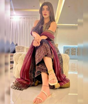 Urwa Hocane Instagram - Night out in my bling @lajbylajwanti ! The sequins ,resham & zarri work is just perfection! ✨