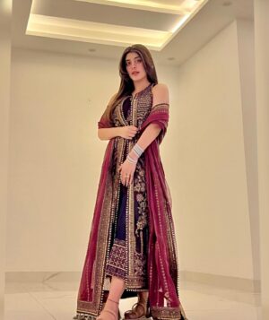 Urwa Hocane Instagram - Night out in my bling @lajbylajwanti ! The sequins ,resham & zarri work is just perfection! ✨