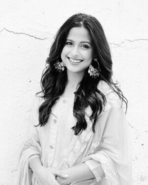 Vaibhavi Kapoor Instagram - Alexa- Play tenu suit- suit karda! 
.
.
.
.
.
.

Also i can’t get over from this look!