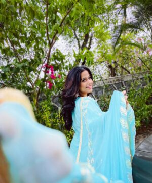 Vaibhavi Kapoor Instagram - Waiting for your watch to get stuck in my dupatta 🤭✌🏻
.
.
.
.
.
.