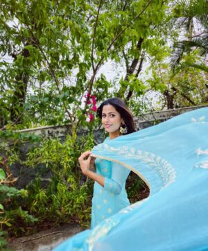 Vaibhavi Kapoor Instagram - Waiting for your watch to get stuck in my dupatta 🤭✌🏻
.
.
.
.
.
.