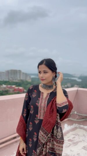Vaibhavi Kapoor Instagram - मेनू सूट सूट करदा✨
