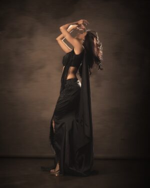 Vaishnavi Andhale Instagram - Timeless 🖤💫

Wearing the most beautiful @tanakshh ✨
Captured 📸 by @gohil_jeet 
Makeup and Hair by Me 💁🏻‍♀️
Thank you 🤍 @auorstudio