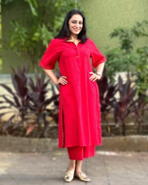 Vandana Lalwani Instagram - Celebrating the joy of Christmas with a touch of tradition ✨🎄 
Wishing you all a MERRY CHRISTMAS filled with love, light, and a beautiful blend of cultures! ❤️🎅

Wearing @unidraa my favourite 🤩 
#merrychristmas #red #coordset #cottonoutfit #vandanalalwani #ootd #instapic #unidraa
