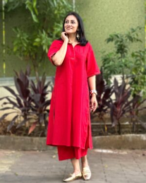 Vandana Lalwani Instagram - Celebrating the joy of Christmas with a touch of tradition ✨🎄 
Wishing you all a MERRY CHRISTMAS filled with love, light, and a beautiful blend of cultures! ❤️🎅

Wearing @unidraa my favourite 🤩 
#merrychristmas #red #coordset #cottonoutfit #vandanalalwani #ootd #instapic #unidraa