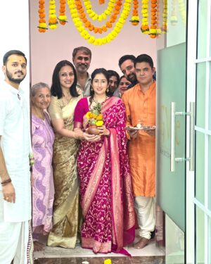 Vandana Lalwani Instagram - 🌸 Celebrating milestones and new beginnings!

We’re thrilled to mark ONE YEAR of @gvieaesthetic and the launch of our NEW branch 💖
GVie Aesthetic is now in Powai 🎉

Thank you for your love and trust—here’s to more growth and glowing futures together! ✨

#OneYearAnniversary #NewBeginnings #BranchLaunch #GratitudeAndGrowth #gungunuprari #vandanalalwani #gvieaesthetic