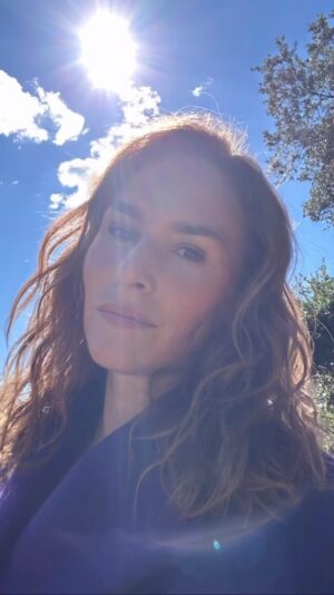 Vanessa Demouy Instagram - le dernier jour d octobre est la … dans la douceur de l automne, des rires, des poissons , du rose évidement , des gaufres au chocolat ,des cocktails , des citrouilles a foison, la famille , des essayages dans le jardin , et la chaleur du brasero … novembre à nous 2 !!! #octobre