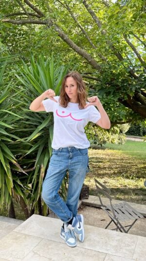Vanessa Demouy Instagram - Prends tes seins en main ! je m associe à @institutcancermontpellier ! 90% des cancers du sein détectés grâce au despitage PRÉCOCE sont guéris !donc entre deux mammographies pensez à l auto palpation  et si vous despistez la moindre anomalie prenez rdv chez votre gynécologue … #prendstesseinsenmain #octobrerose pendant tout le mois  d’octobre des tee-shirts , des totbags , des pochettes sont en en vente pour collecter des fonds pour la recherche @institutcancermontpellier  @ensante.occitanie 💕