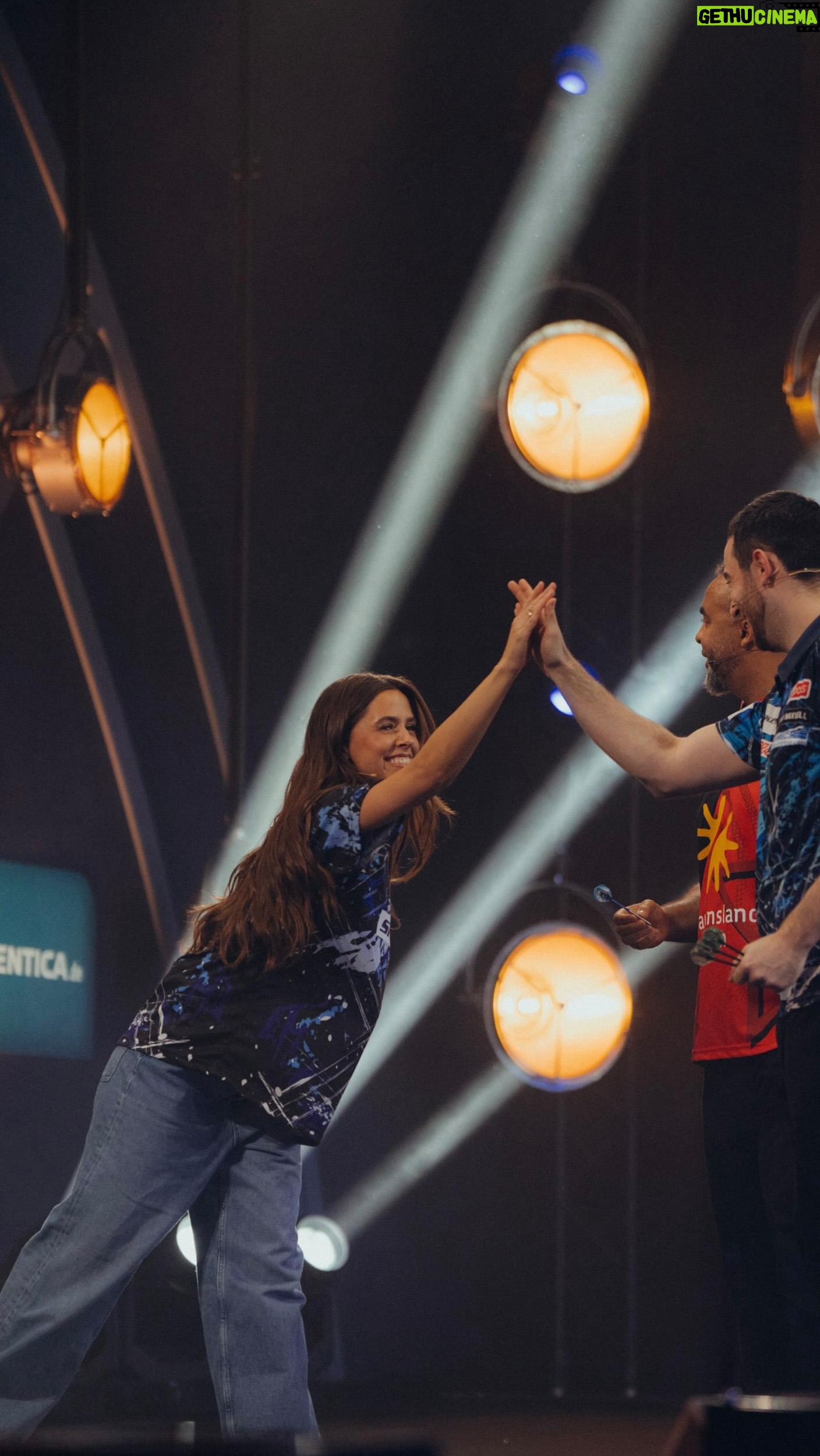 Vanessa Mai - 19.6K Likes - Wenn du mit der Nummer 1 der Welt spielst und das Leg auscheckst!🎯 Ja ok war schon ein cooles Gefühl ☺️ It was a pleasure to meet you @lukehumphries180 🏆